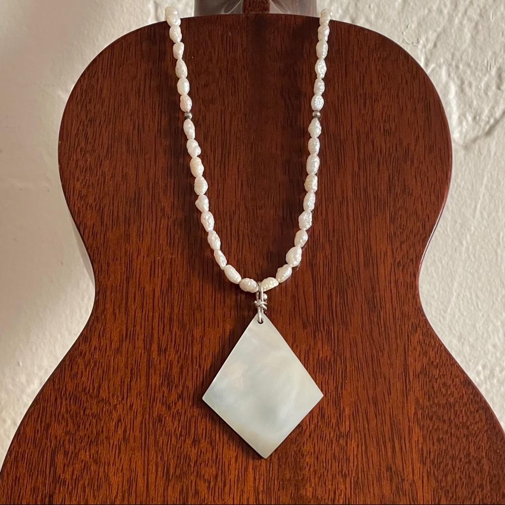 Handcrafted cultured freshwater rice pearl necklace. - Picture 2 of 10